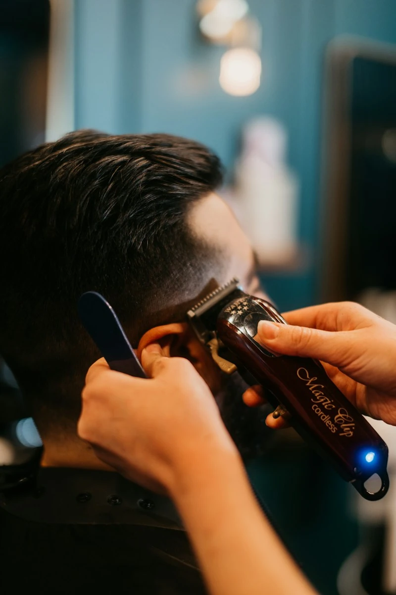 Coiffeur réalisant une coupe