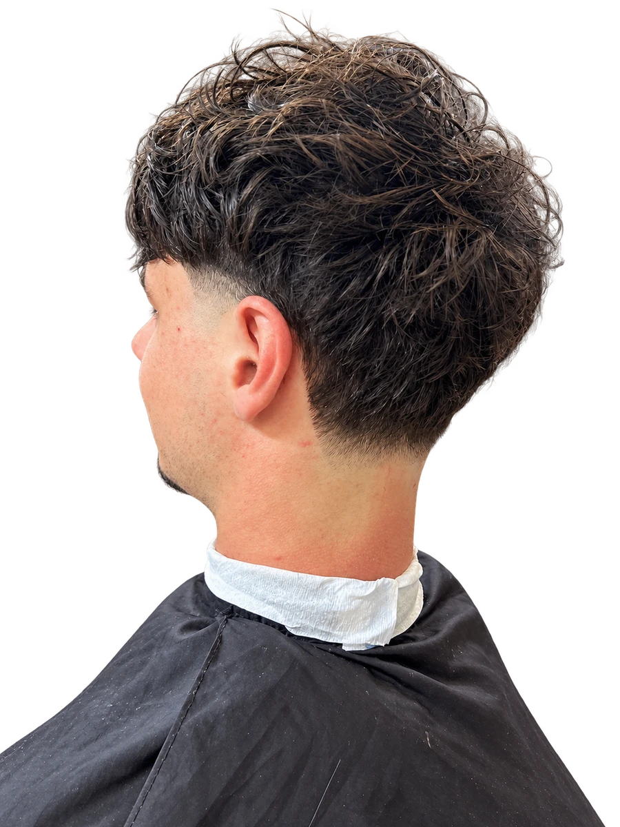 Coupe texturée et dégradé, vue arrière de trois quarts